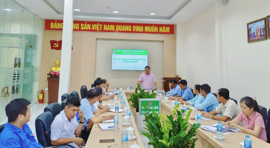 PHÒNG GIAO DỊCH NGÂN HÀNG CHÍNH SÁCH XÃ HỘI VŨNG LIÊM TỔ CHỨC TẬP HUẤN NGHIỆP VỤ UỶ THÁC CHO CÁN BỘ HỘI, ĐOÀN THỂ CẤP XÃ NĂM 2025 SAU ĐẠI HỘI NHIỆM KỲ NĂM 2025-2030