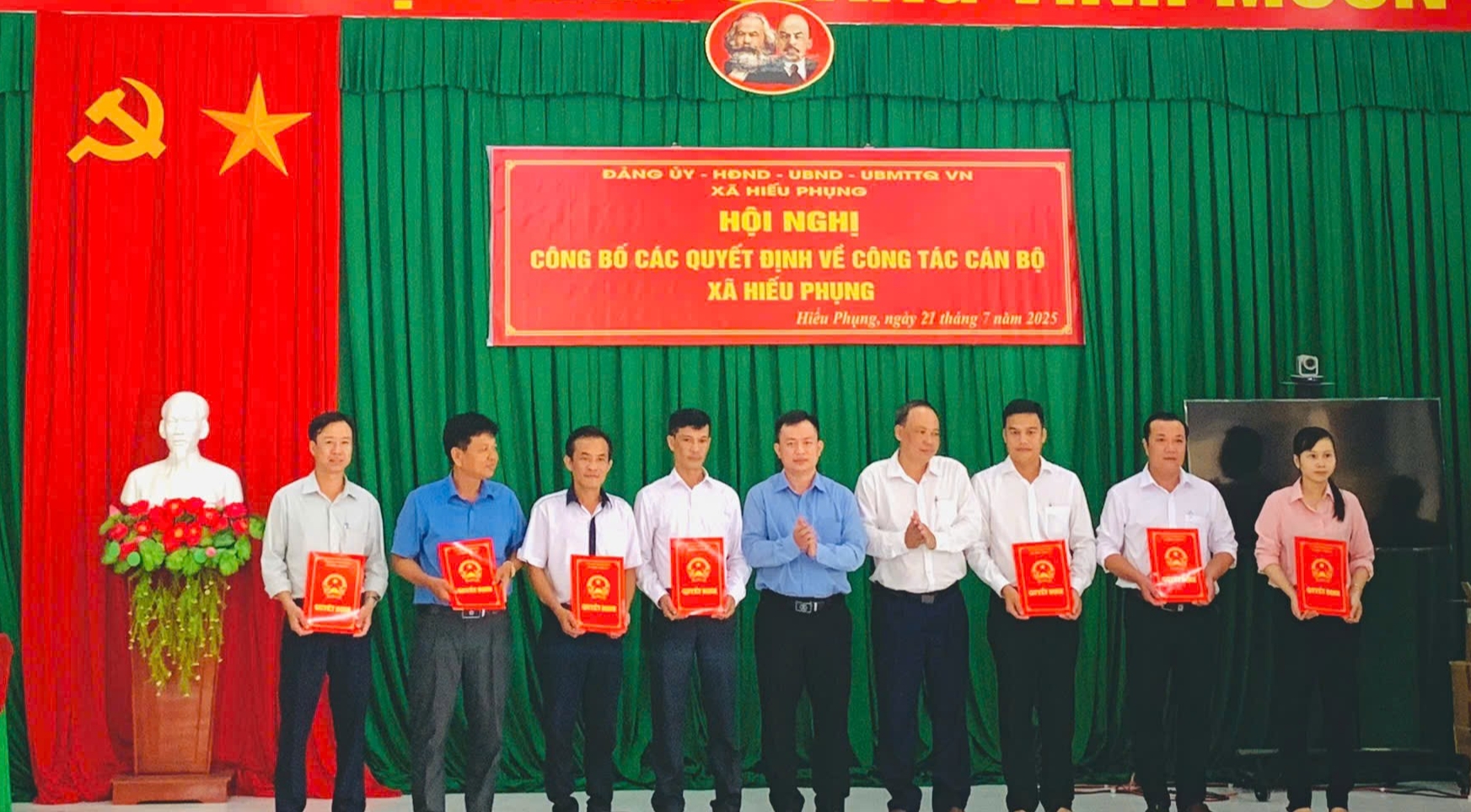 Trao Quyết định bổ nhiệm Cán bộ, Công chức sau sáp nhập tại xã Hiếu Phụng