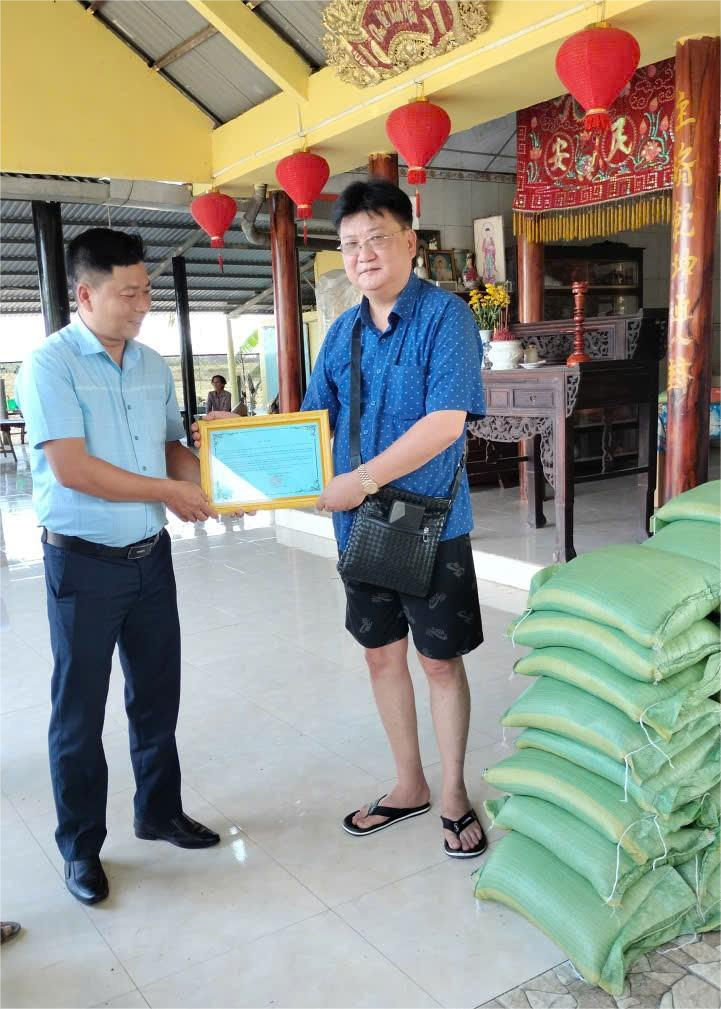 Phòng Văn hóa - Xã hội phối hợp Ban Công tác Mặt trận ấp Tân Khánh tổ chức trao quà Tết ấm áp đến 100 hộ gia đình khó khăn