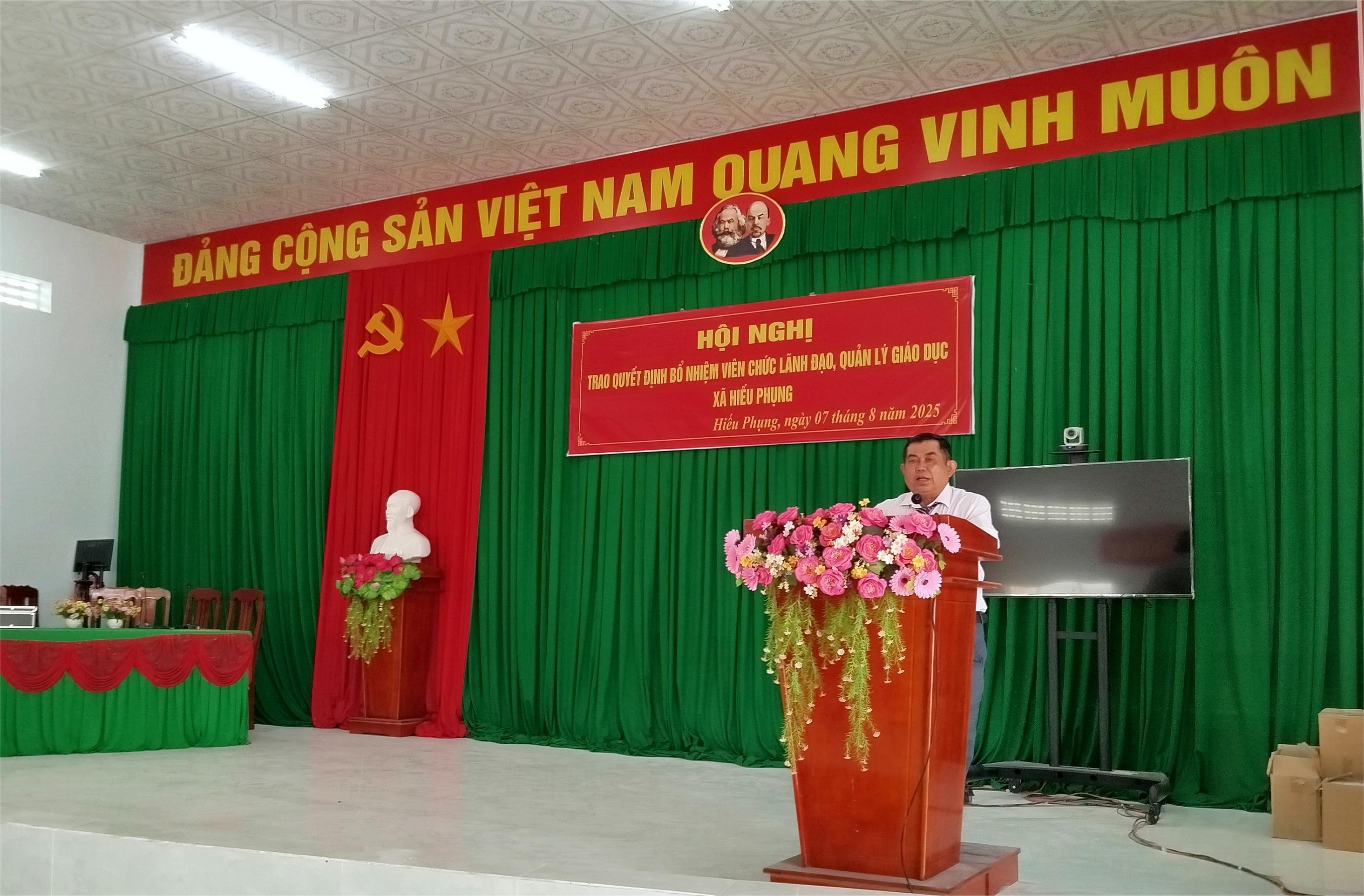 UBND xã Hiếu Phụng tổ chức hội nghị công bố và trao quyết định bổ nhiệm viên chức lãnh đạo, quản lý giáo dục