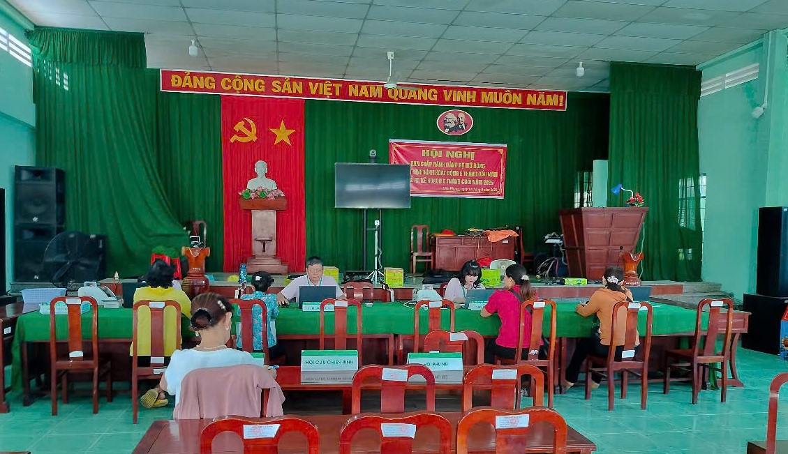Phòng giao dịch Ngân hàng Chính sách xã hội Vũng Liêm duy trì hoạt động giao dịch xã ổn định, thông suốt, an toàn sau khi sáp nhập xã – thực hiện chính quyền 2 cấp- tạo điều kiện tốt nhất cho hộ nghèo và các đối tượng chính sách 