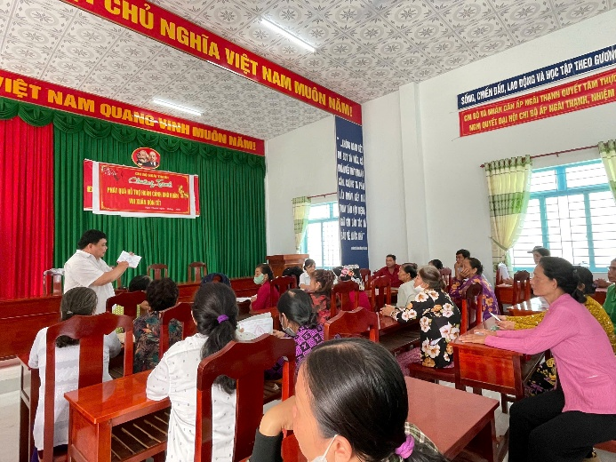 Phòng giao dịch NHCSXH Vũng Liêm tiếp tục thực hiện đối chiếu phân loại nợ tại xã Hiếu Phụng, tỉnh Vĩnh Long